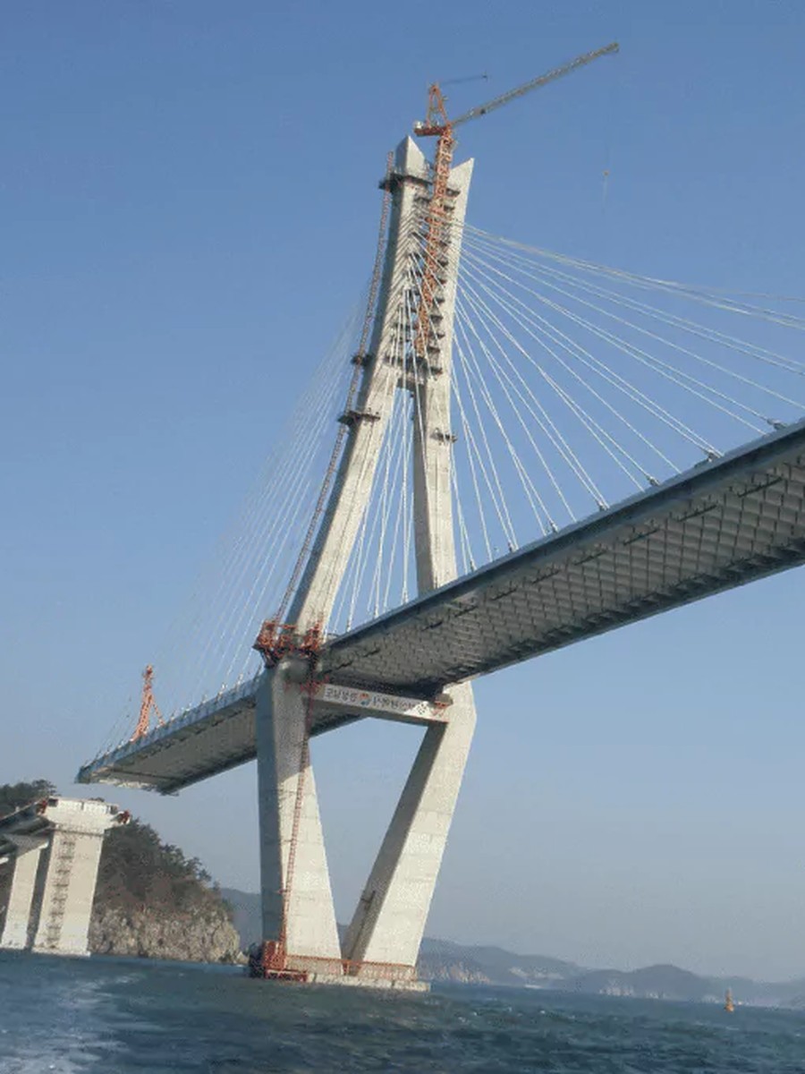 Cable-stayed bridge construction